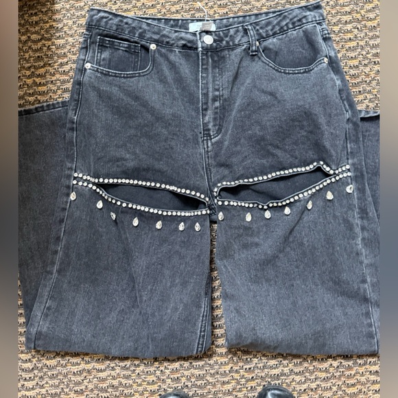 Forever 21 Denim - 4/$20 ✨ Forever 21 Premium Black Wash Jeans Rhinestone Cutout Knee Size 31
